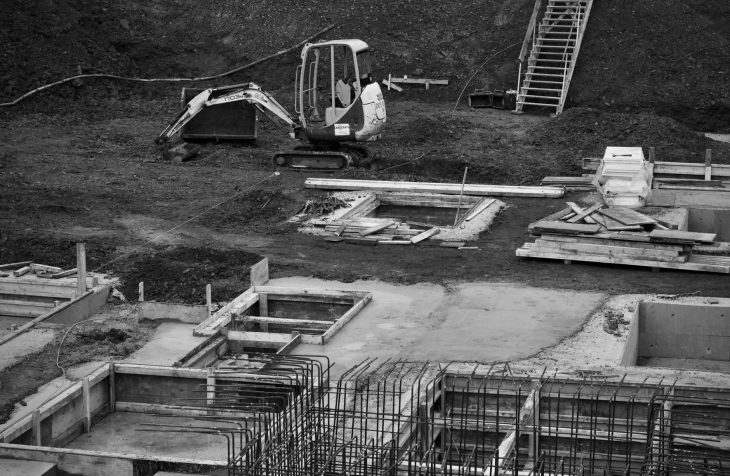 Schaktarbete pågår för en husgrund, där planering och geoteknik är lika viktiga som själva grävningen.